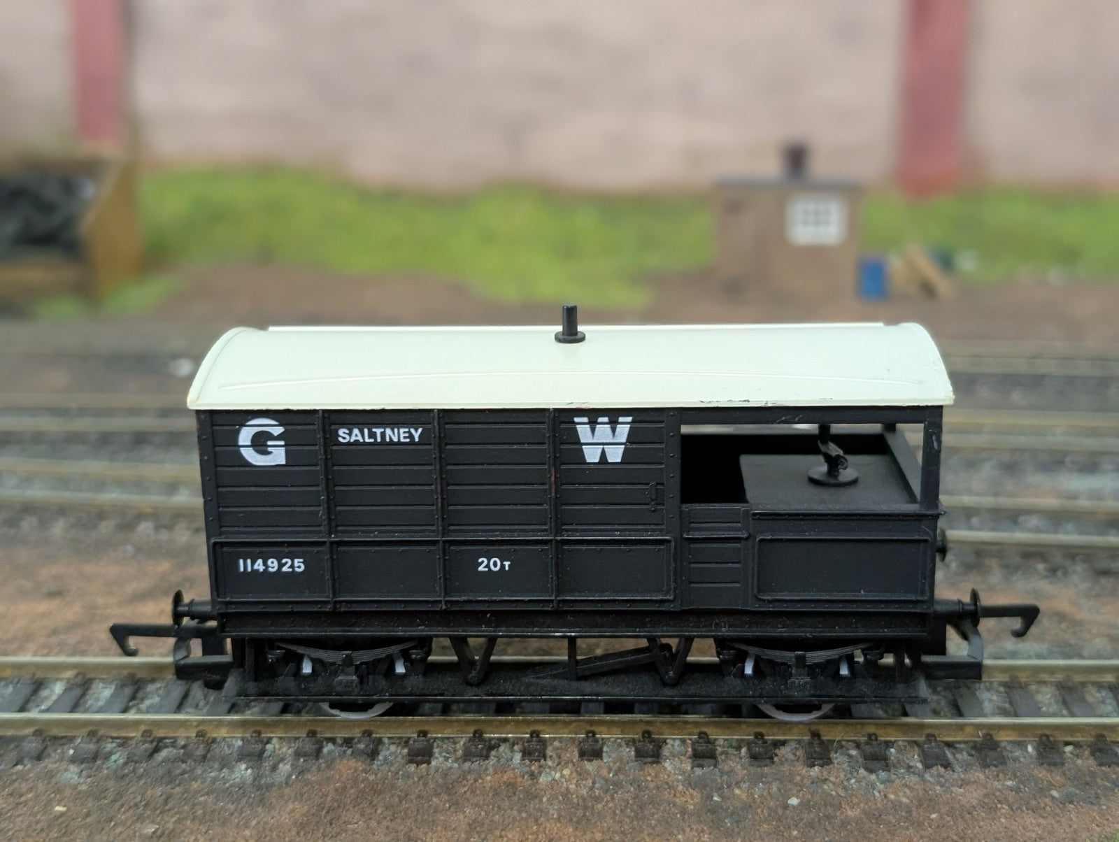 Hornby R714 GWR 20 Ton Brake Van Wagon 114925 Saltney in GW Dark Grey