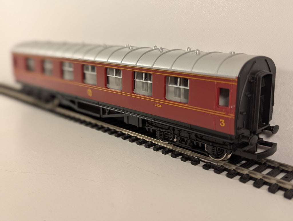 Hornby R433 LMS Stanier Composite Coach 3934