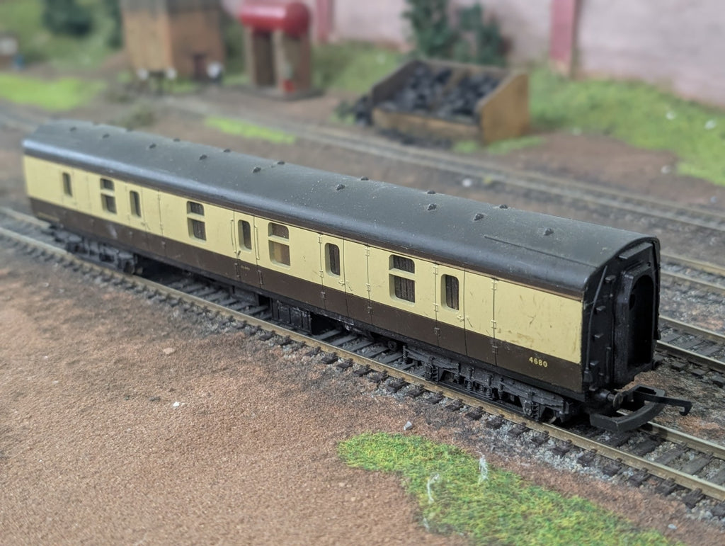 Lima L305345 Mk 1 BG Full Brake in BR chocolate & cream