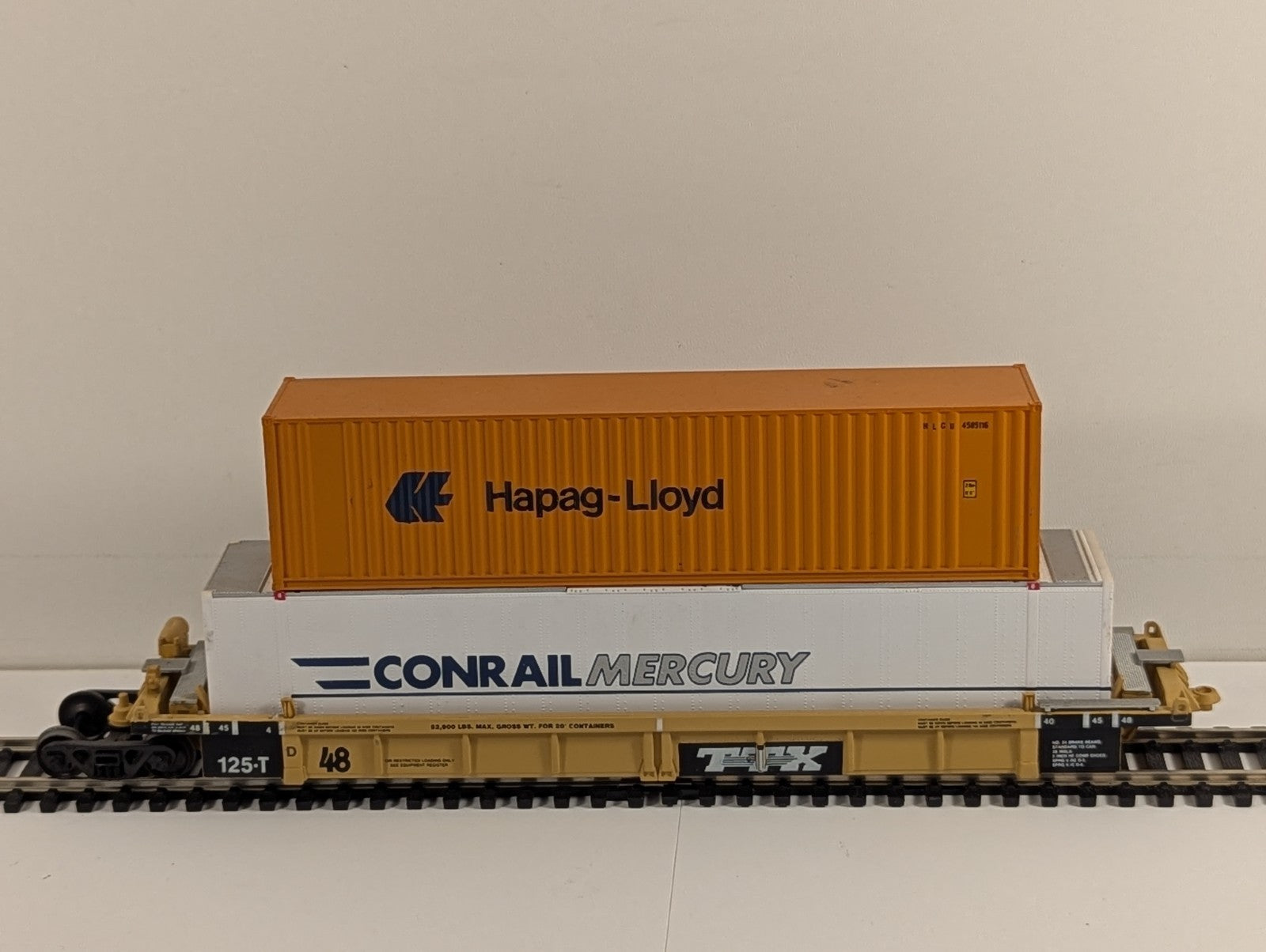 Walthers Intermodal Deep Well Thrall Car TTX with Containers