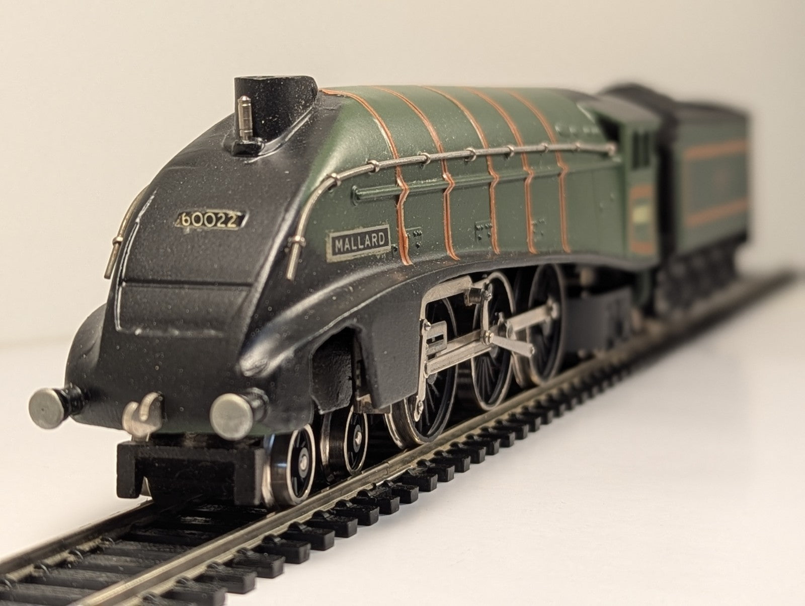 Wrenn W2211 OO Gauge Class A4 4-6-2 60022 “Mallard” BR Green