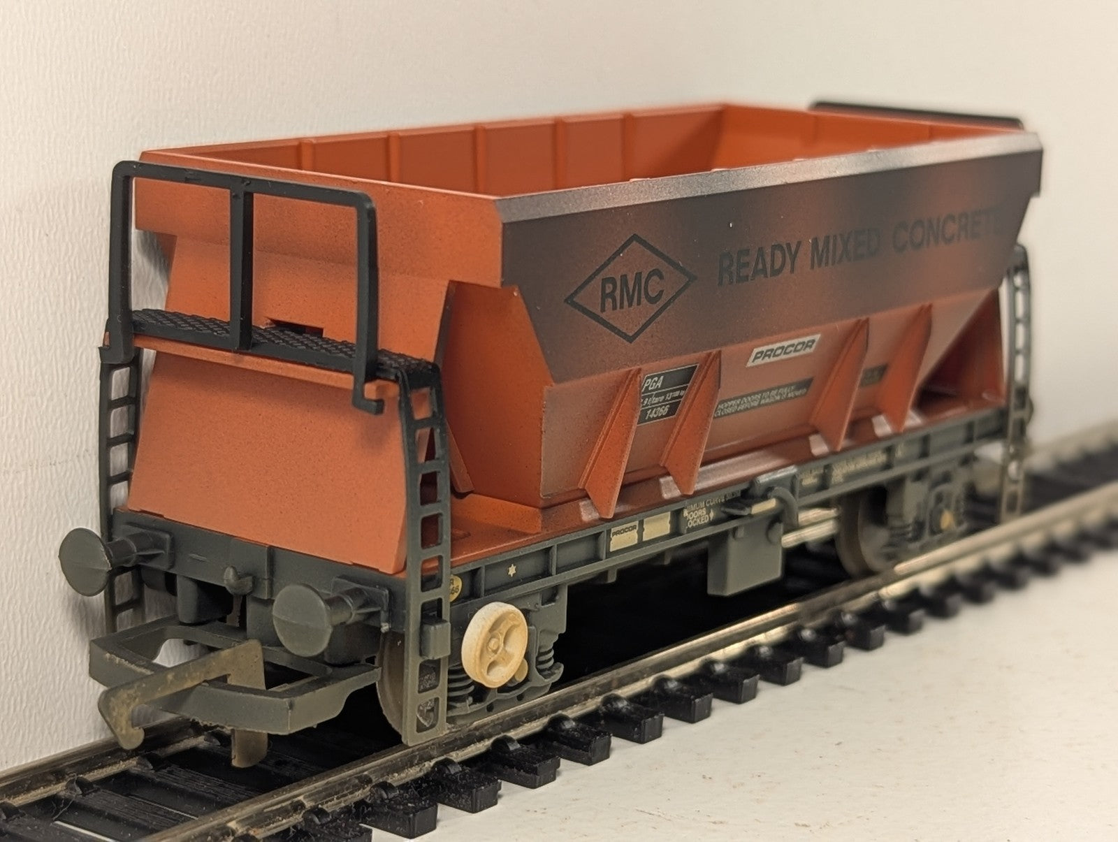 Hornby OO Gauge PGA Hopper Wagon Goods Wagon PR14366 RMC Orange R6013