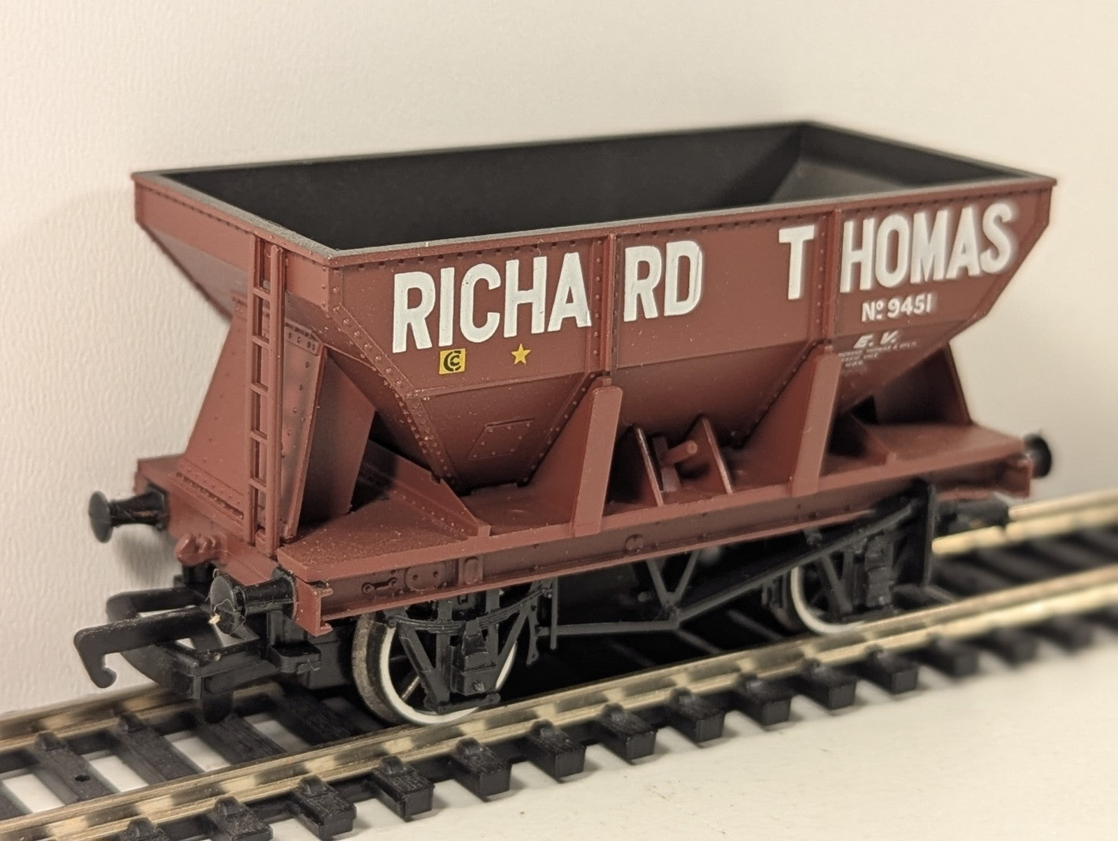 Bachmann Branchline OO Gauge 24-Ton Ore Wagon – Richard Thomas Livery No. 9451