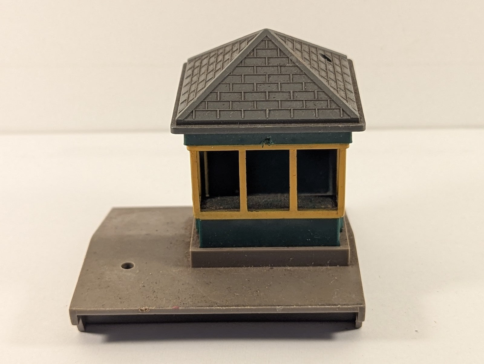 Tri-ang OO Gauge Gatekeeper's Hut Building Green and Yellow R72