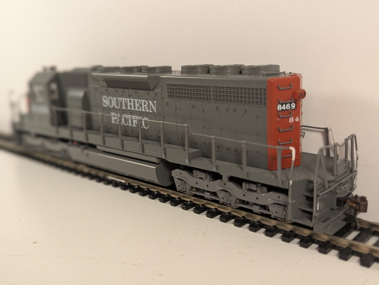 Kato HO Scale EMD SD40 Southern Pacific 8469 Diesel Locomotive