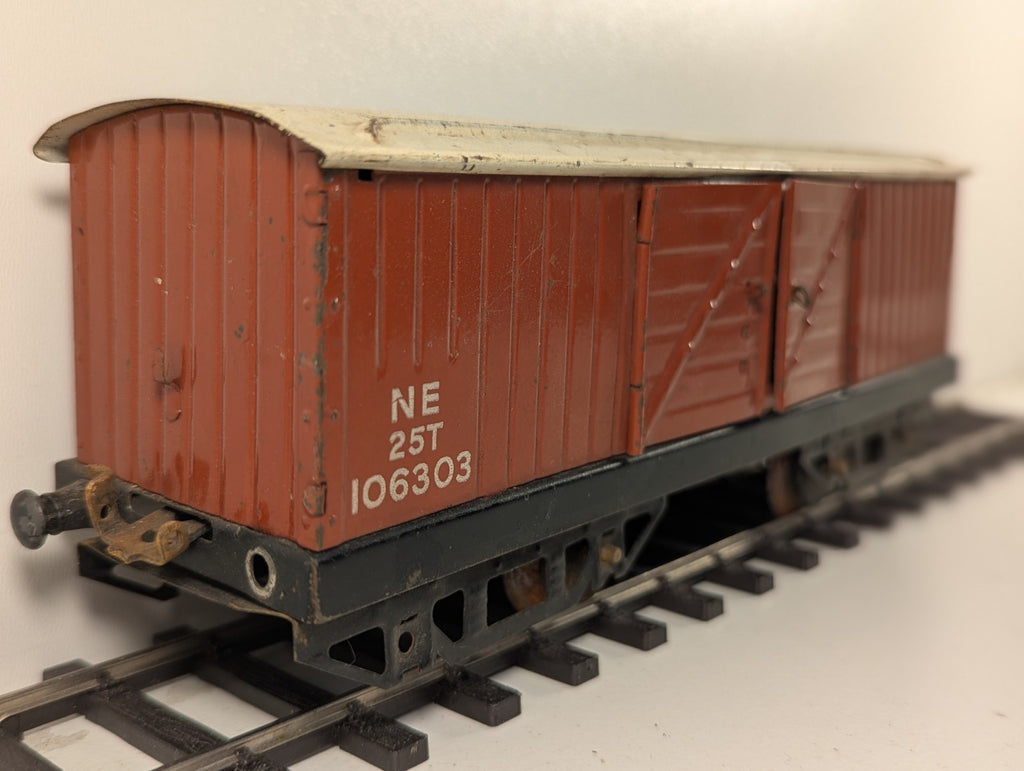 Hornby Series O Gauge No.2 NE Brown Luggage Van