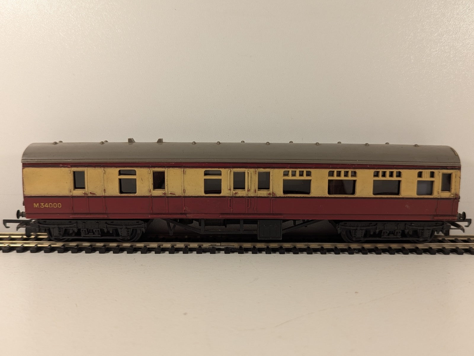 Tri-ang R28 OO Gauge BR Brake Coach Crimson & Cream