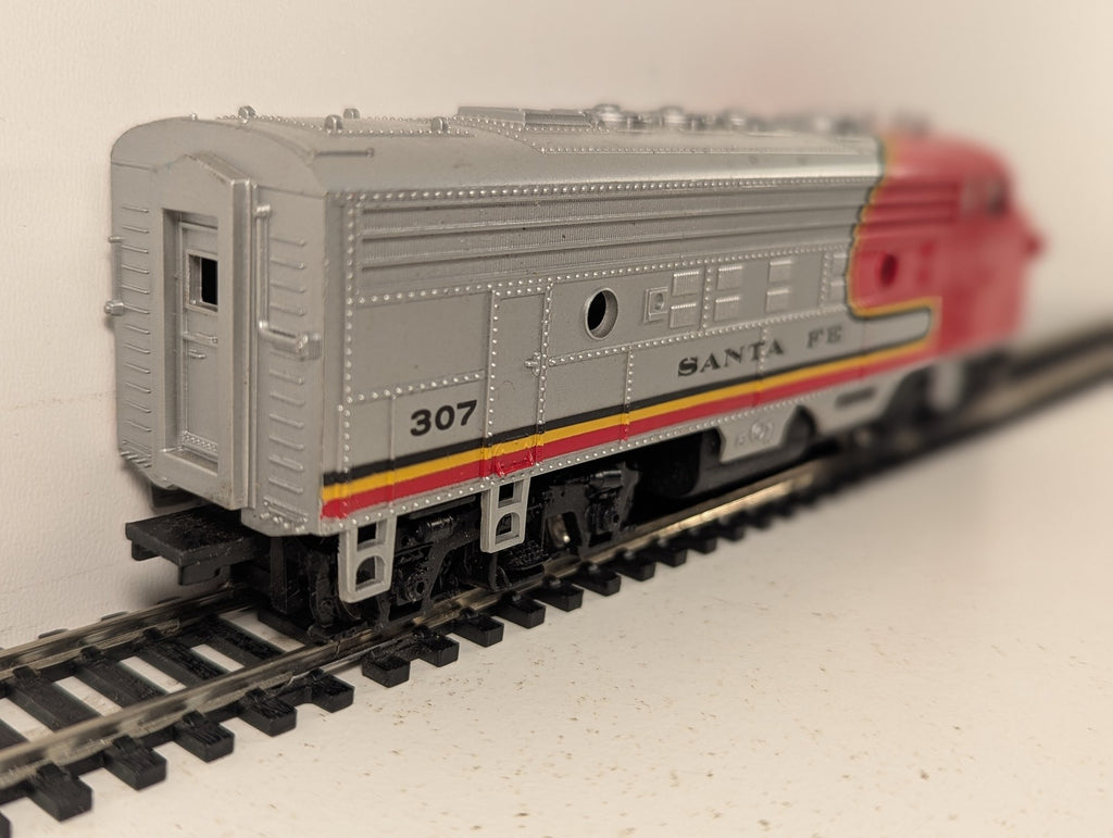 Bachmann HO Gauge EMD F9A Diesel Locomotive 307 Santa Fe Warbonnet