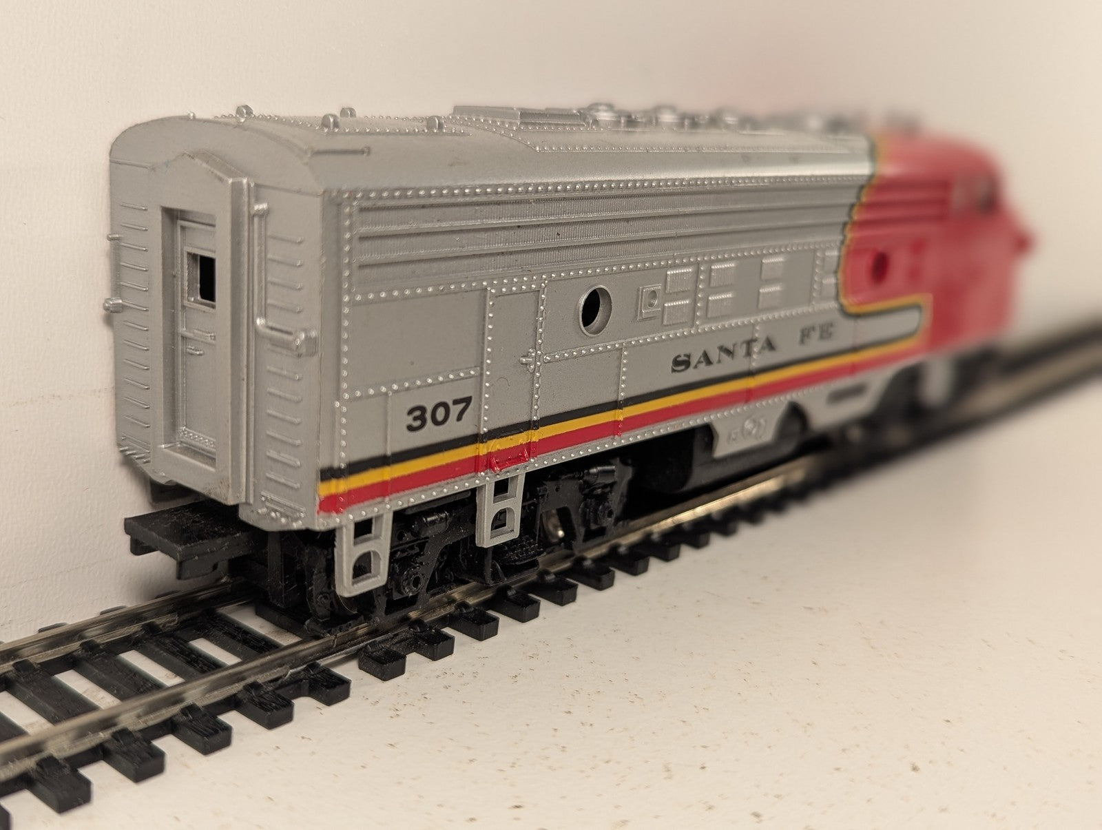 Bachmann HO Gauge EMD F9A Diesel Locomotive 307 Santa Fe Warbonnet