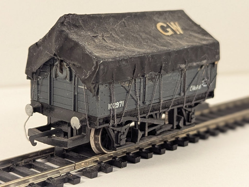 Hornby OO Gauge GWR 7-Plank Open Wagon with Custom Tarpaulin Goods Wagon 102971