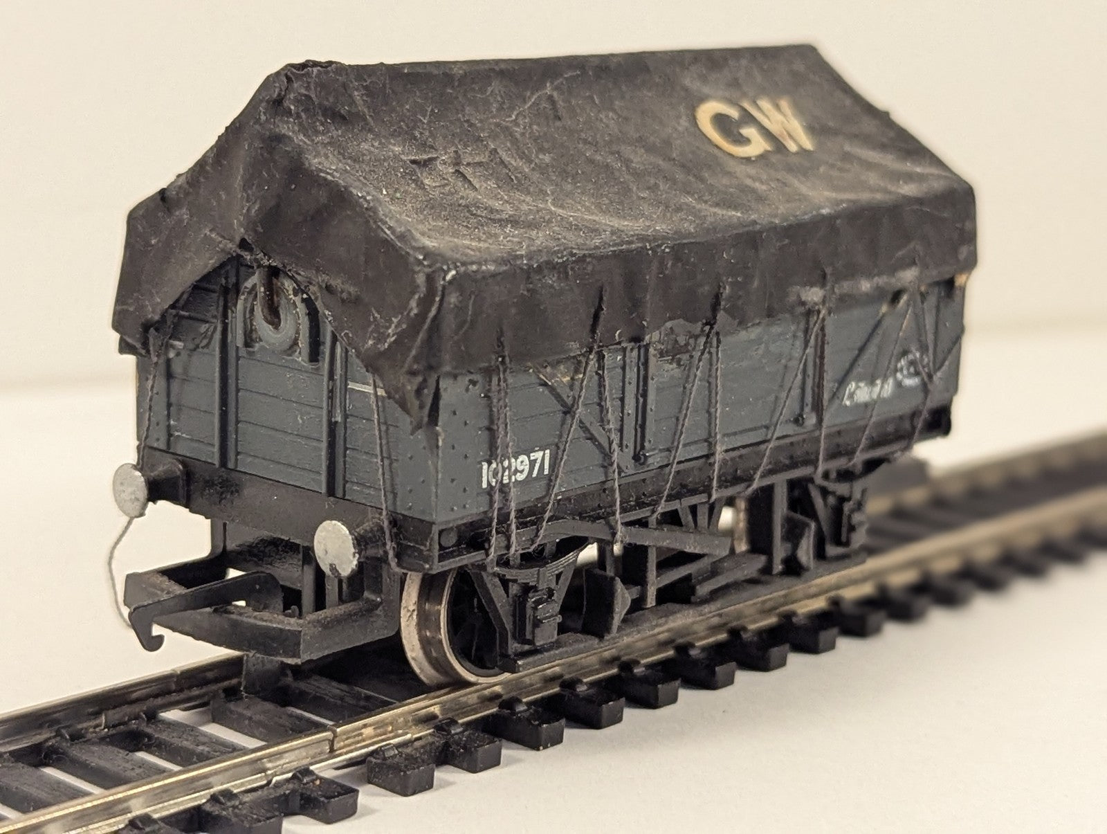 Hornby OO Gauge GWR 7-Plank Open Wagon with Custom Tarpaulin Goods Wagon 102971