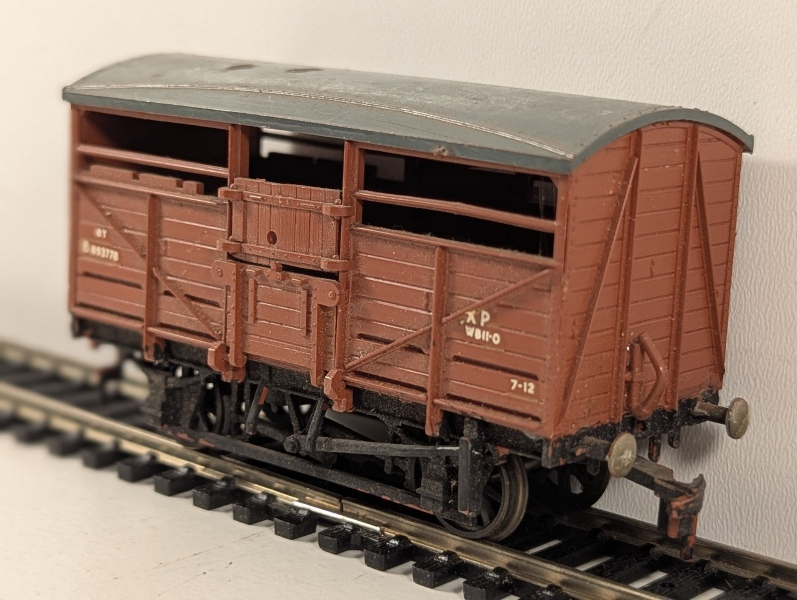 Airfix BR 8-Ton Cattle Wagon Brown