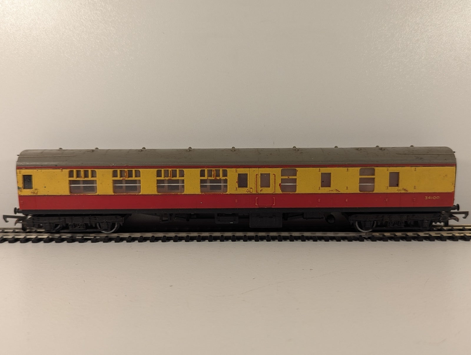Tri-ang Hornby R627 OO Gauge BR Brake 2nd Coach 34100