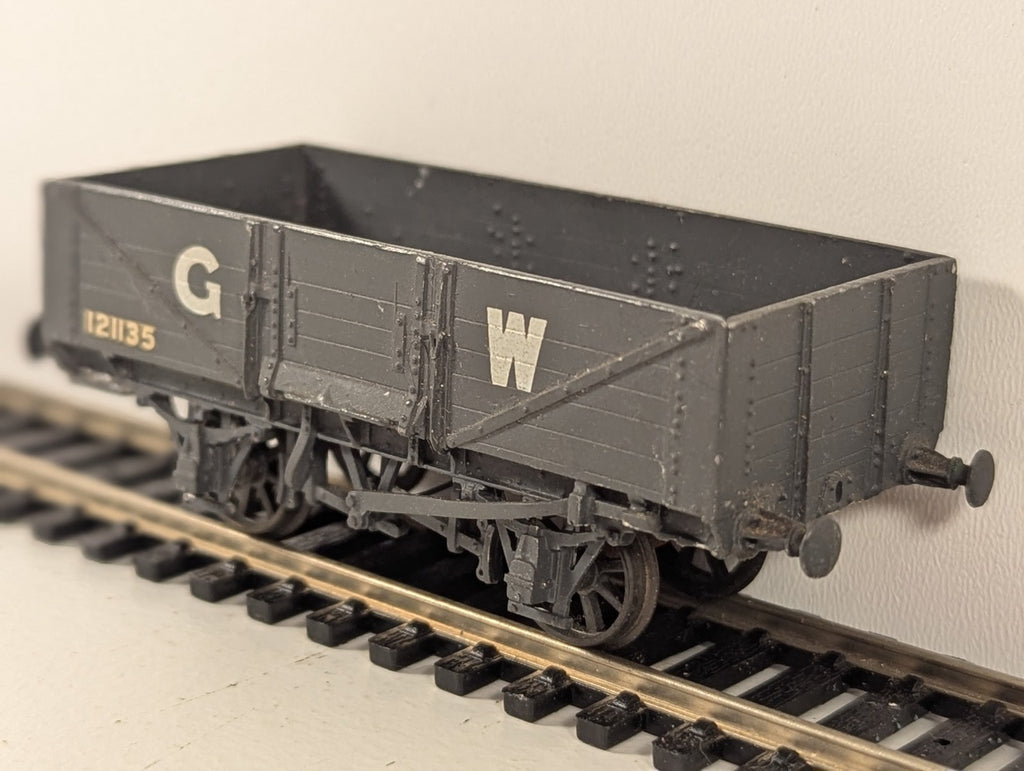 Peco OO gauge GWR 5-plank open goods wagon kit - body comes of wheels