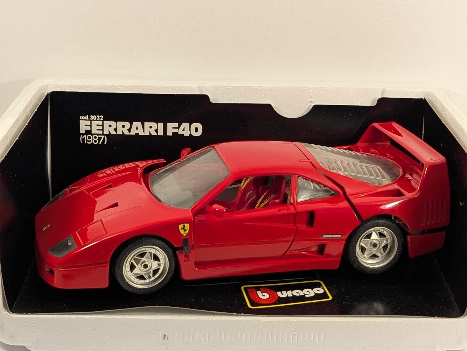 Bburago 1:18 Ferrari F40 (1987) Model Car Red 3032
