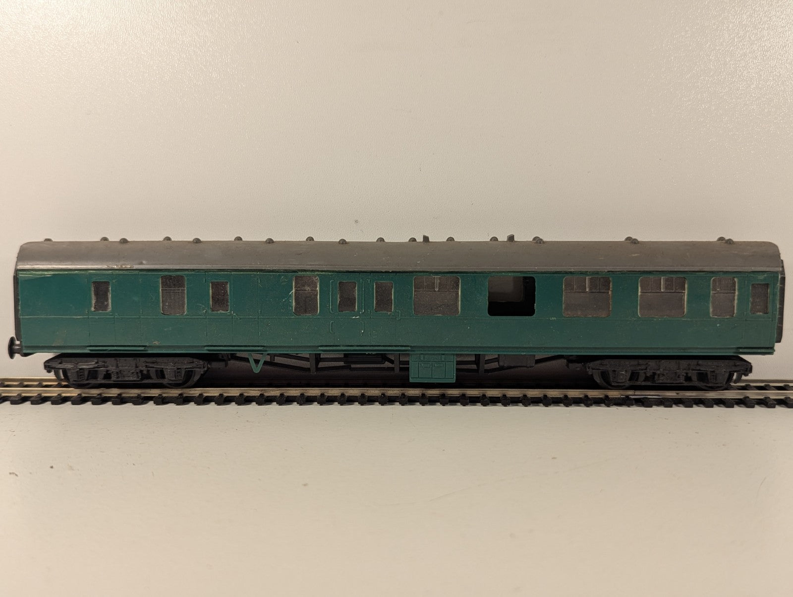 Kitmaster BR Mk1 Coach Green OO Gauge - Missing Couplings, Window & Buffer Beam