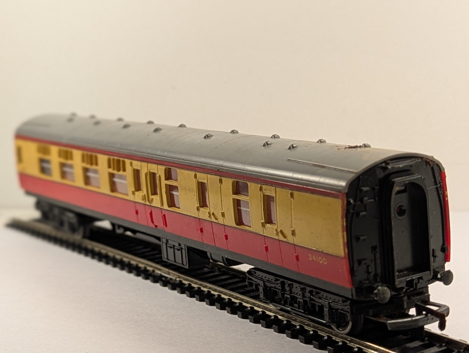 Hornby BR Mk1 BSK Brake Second Corridor Passenger Coach Crimson/ Cream