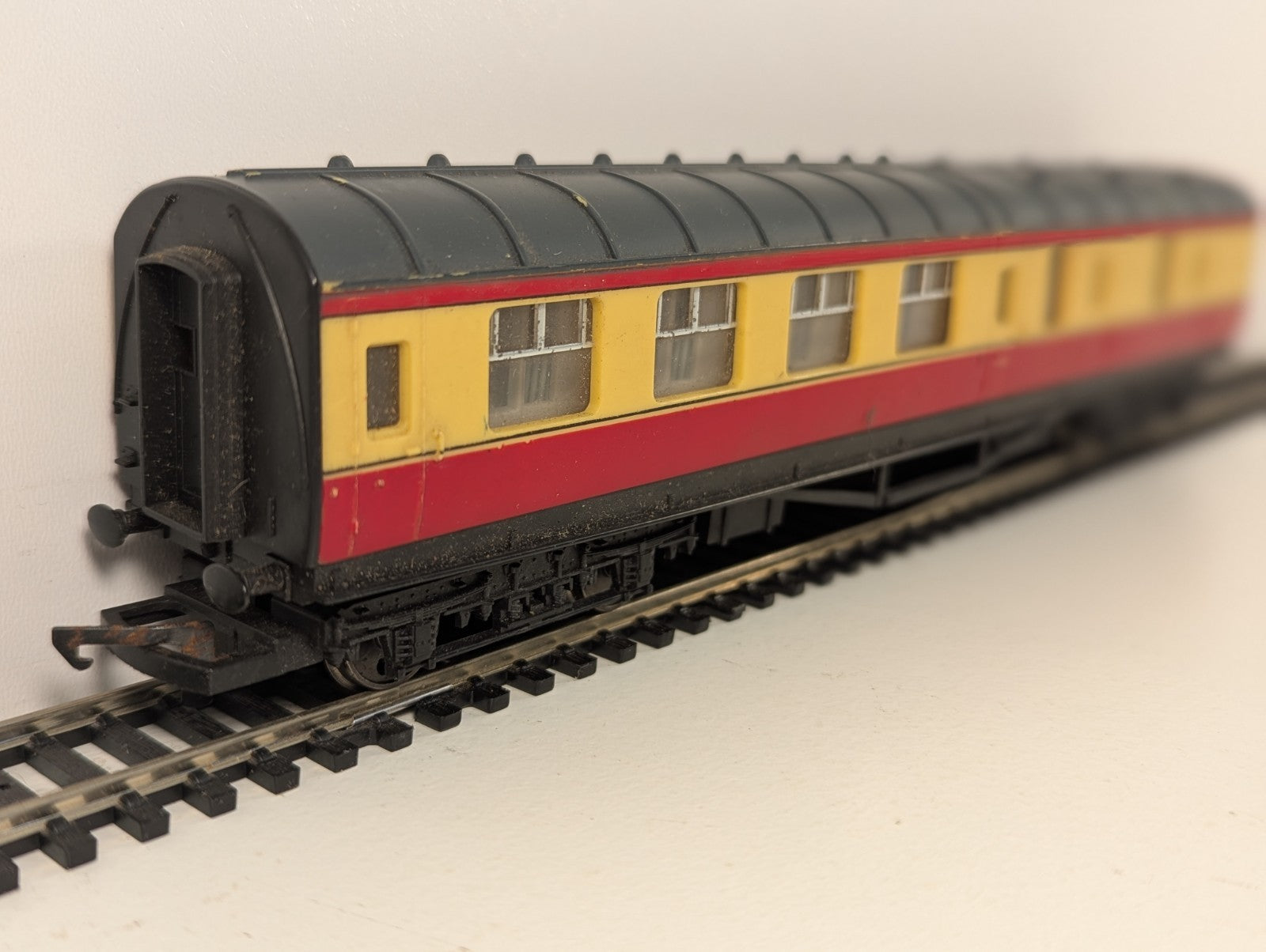 Hornby OO Gauge BR Stanier Brake Coach Red Cream