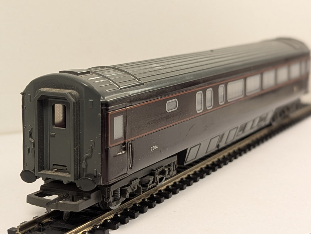 Hornby R439-0020 OO Gauge "The Duke's Saloon" Coach