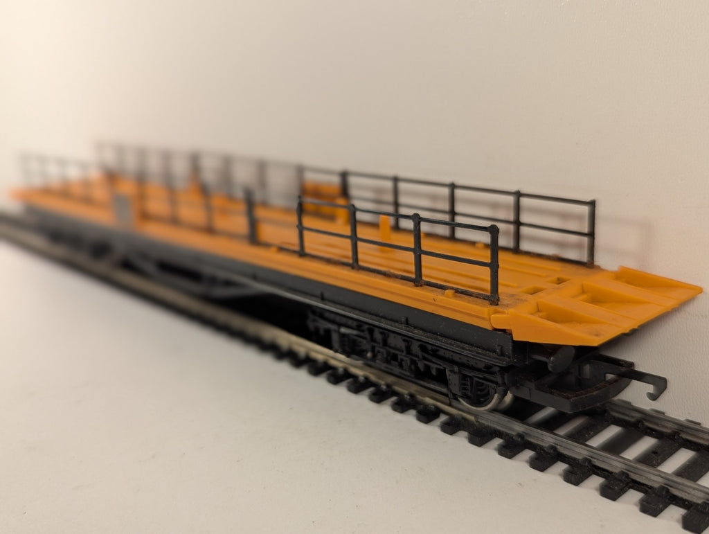 Hornby OO Gauge Ferry Ramp Wagon Goods Wagon Orange / Black R127