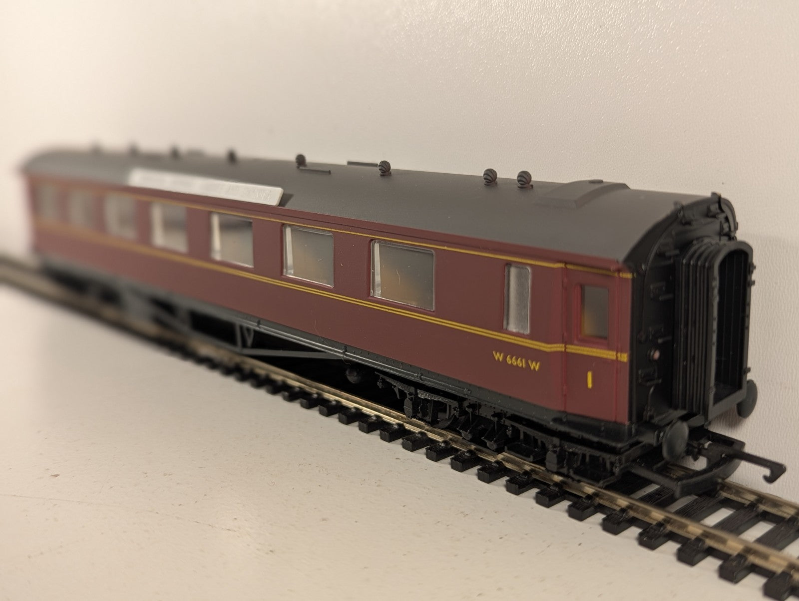 Airfix GMR OO Scale Hawksworth Corridor First Passenger Coach W 6661 W BR