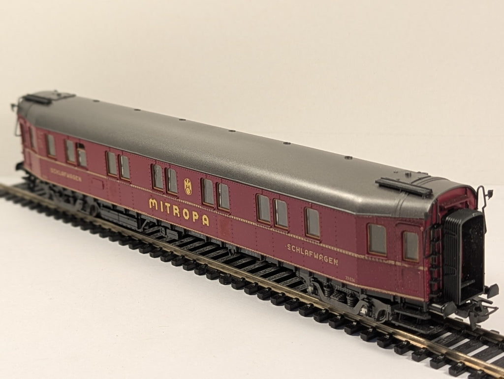 Roco 4292 HO Gauge International Red Express Coach