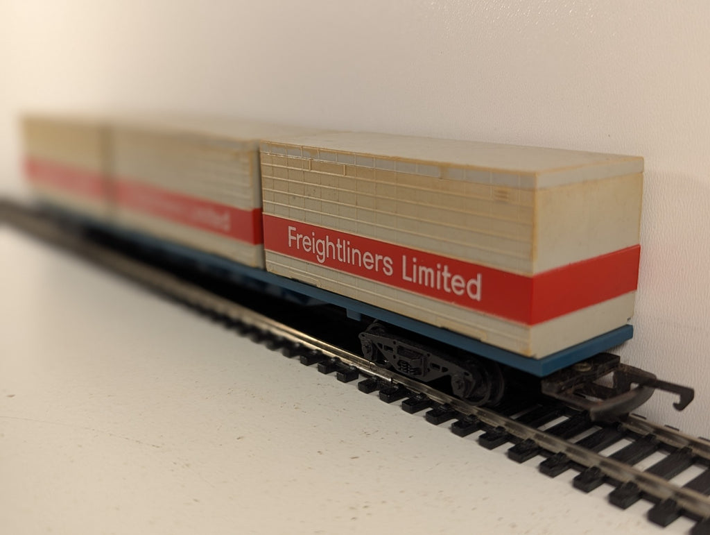 Hornby OO Gauge Freightliner Flat Wagon with Three Containers