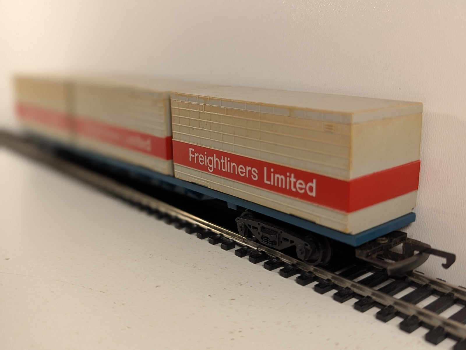 Hornby OO Gauge Freightliner Flat Wagon with Three Containers