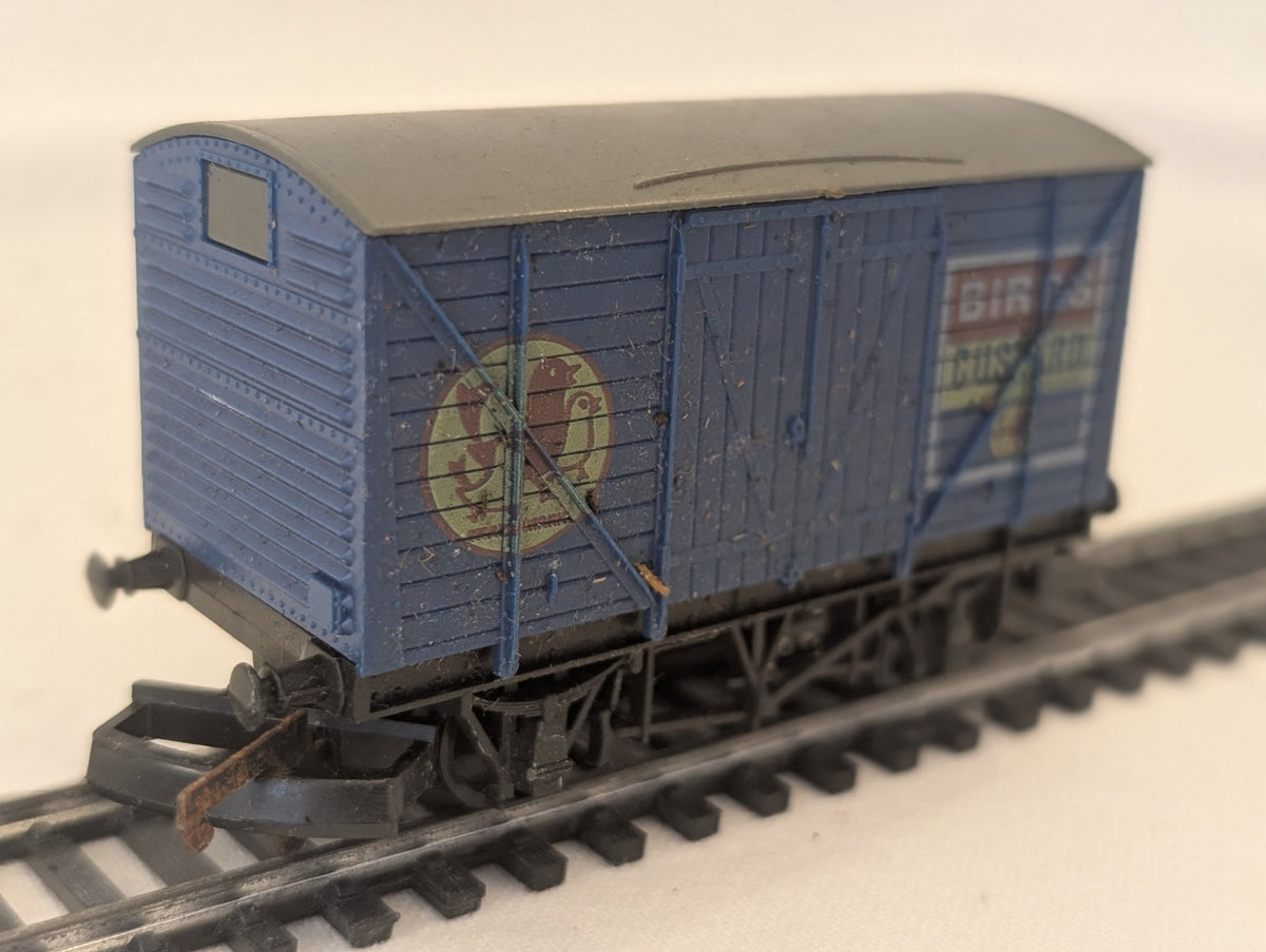 Lima 305607 OO Gauge 20 Ton Ventilated Van – “Bird’s Custard”
