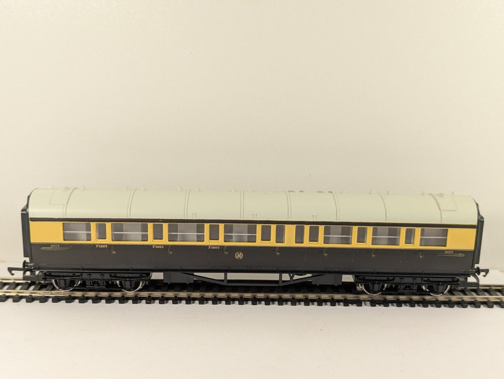 Hornby R429 OO Gauge GWR 57ft Composite Coach Chocolate & Cream Boxed