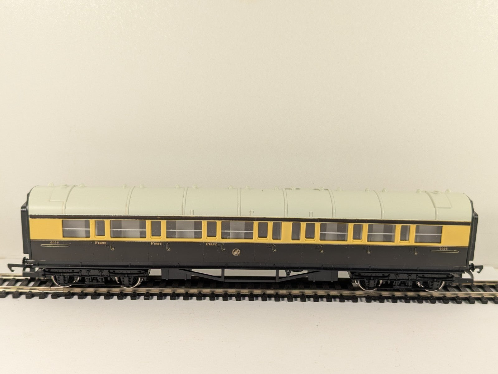 Hornby R429 OO Gauge GWR 57ft Composite Coach Chocolate & Cream Boxed