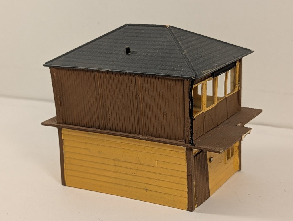 OO Gauge Timber Signal Box Brown and Yellow