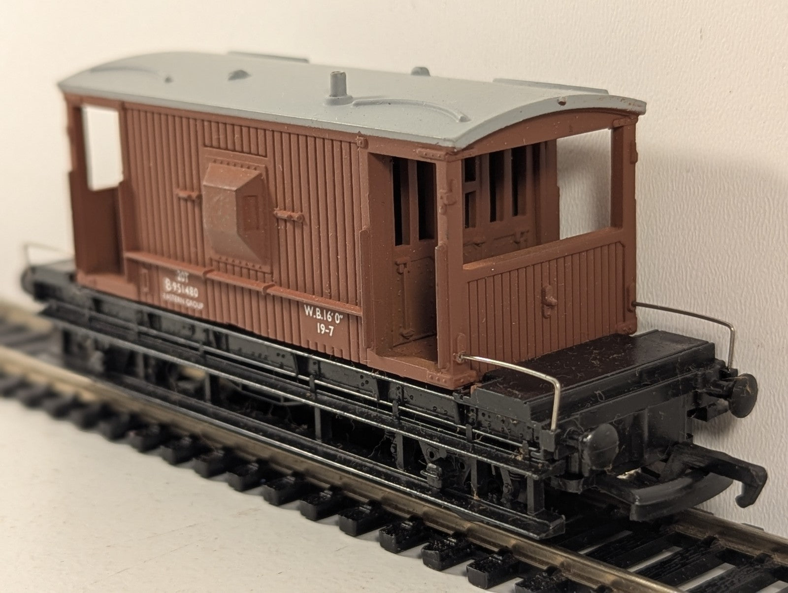 Mainline 37-139 BR 20 Ton Brake Van Brown OO Gauge - Boxed