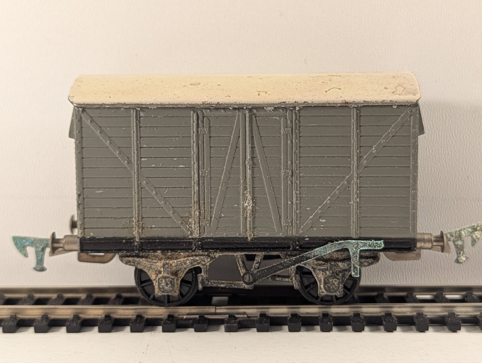 Graham Farish FormoVan Double Vent Goods Van