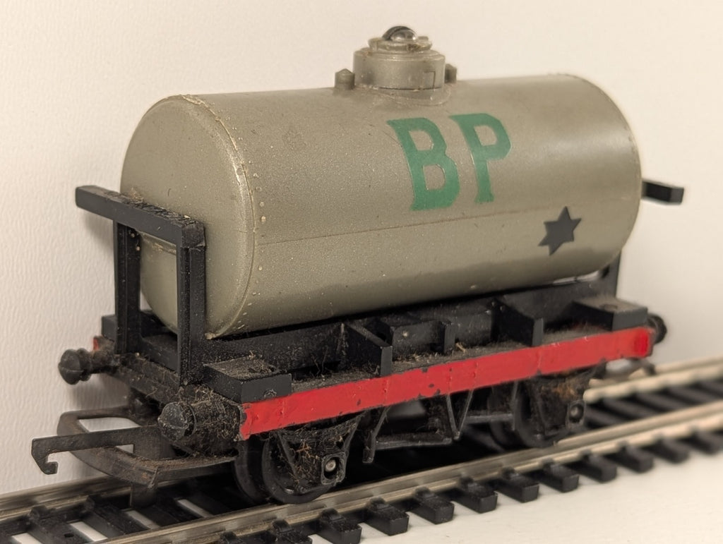 Tri-ang R12 Shell / BP Tank Wagon – OO Gauge