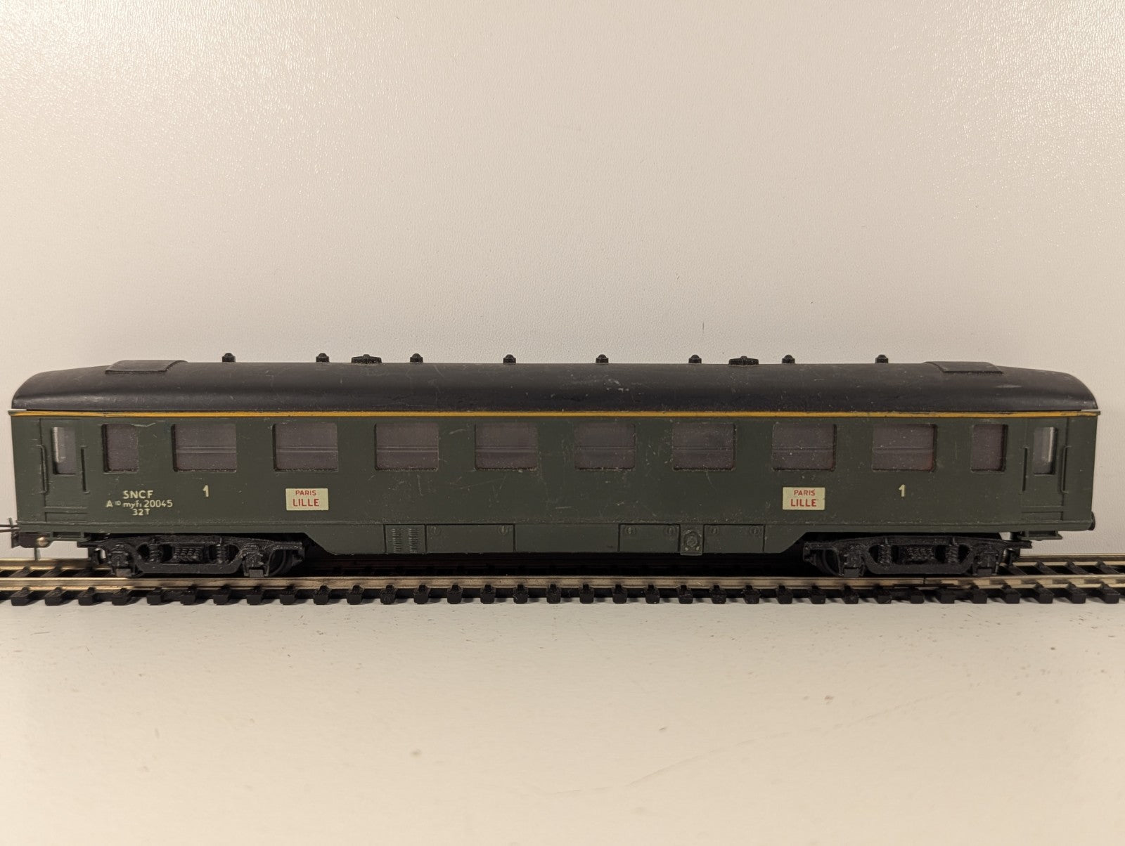 Hornby-Acho HO Gauge SNCF 1st Class Green Passenger Coach