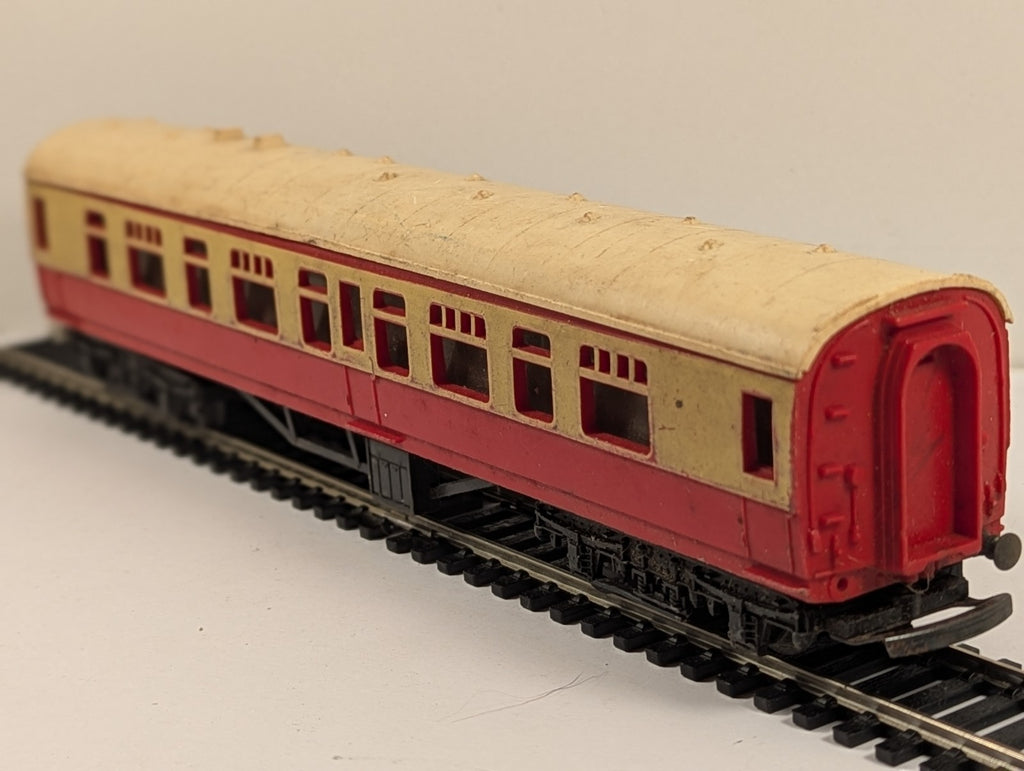 Tri-ang OO Gauge BR Maroon & Cream Composite Coach (Missing Buffer)