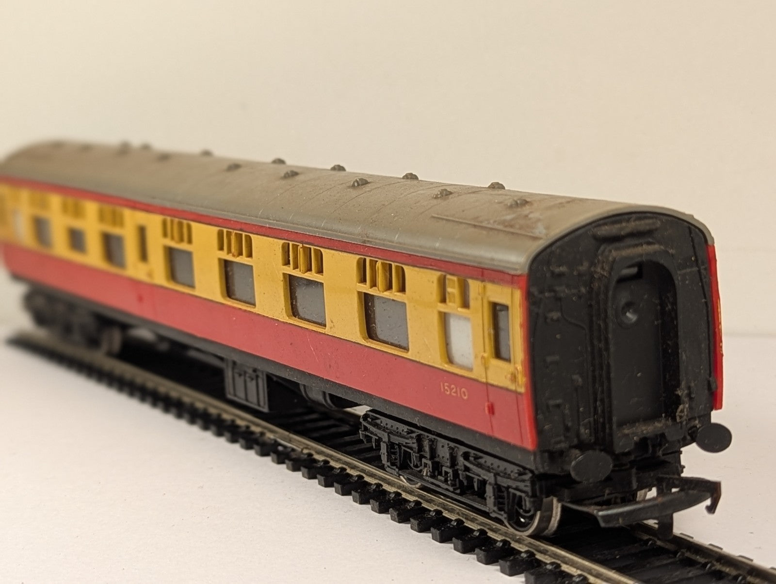 Hornby OO Gauge LMS Composite Coach Passenger Coach 15210 BR Crimson