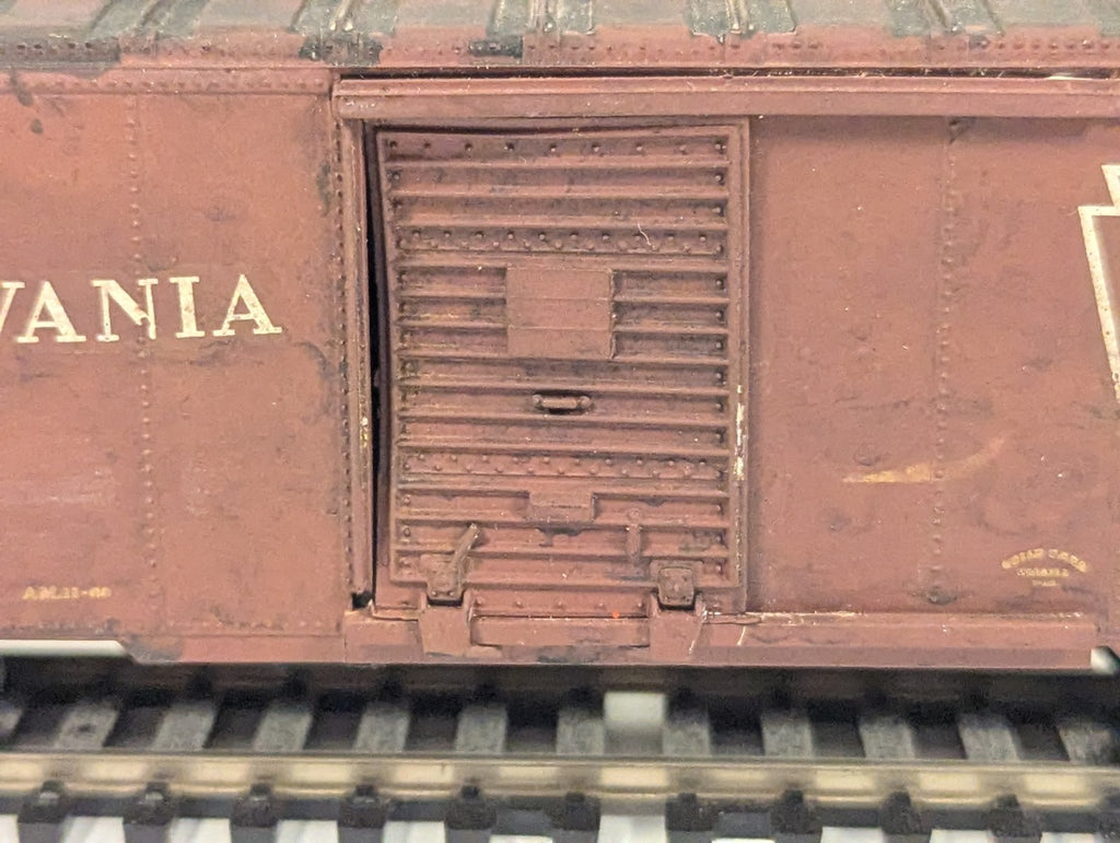 Walthers Mainline 2261 HO Gauge PRR 40ft AAR Boxcar – Weathered Faults