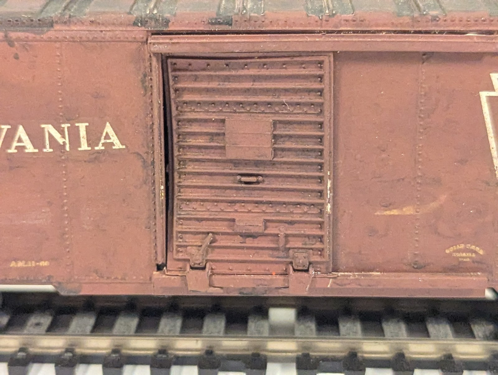 Walthers Mainline 2261 HO Gauge PRR 40ft AAR Boxcar – Weathered Faults