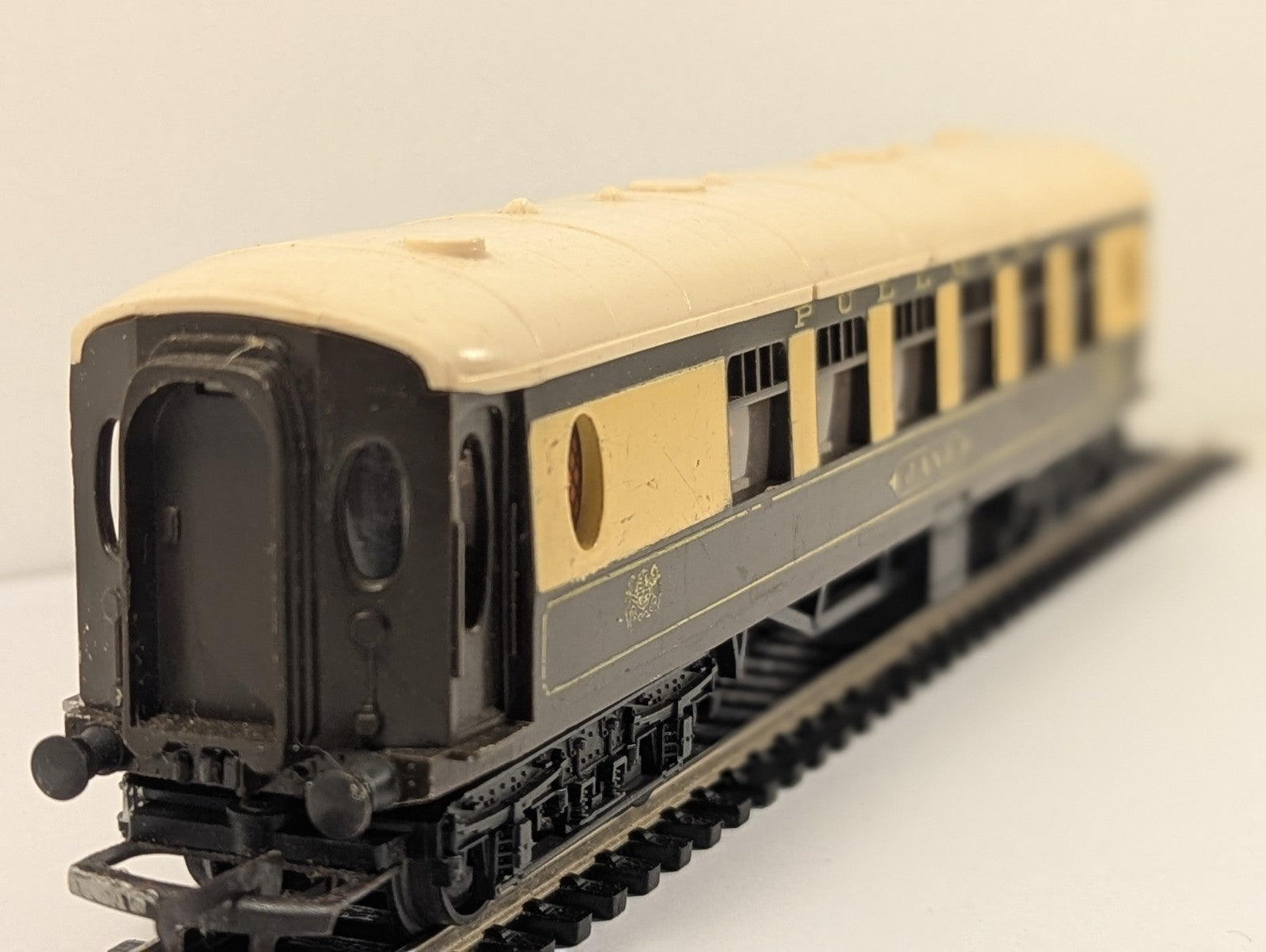 Hornby OO Gauge R223 Pullman Coach Jane