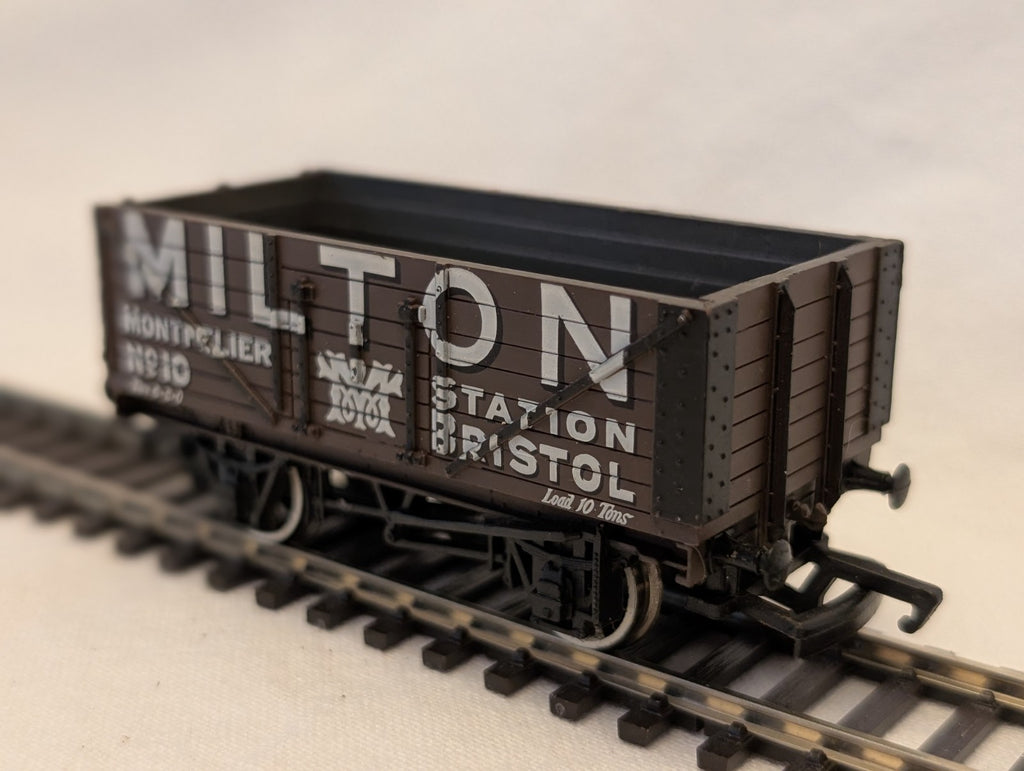 Bachmann OO Gauge 7 Plank Wagon 'Milton' Goods Wagon 10 Milton Brown