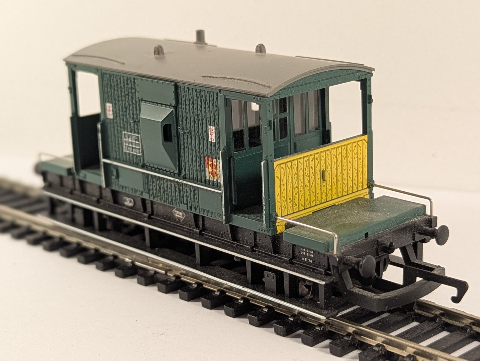 Hornby R6459 OO Gauge Brake Van - Railfreight Distribution