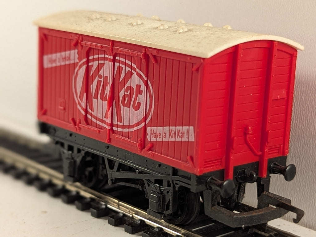 Hornby OO Gauge Kit Kat Closed Van Goods Wagon Kit Kat Red R127