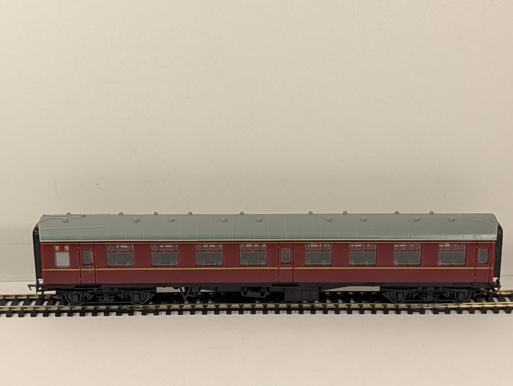 Hacette OO Gauge Stanier Corridor Composite Passenger Coach LMS Maroon