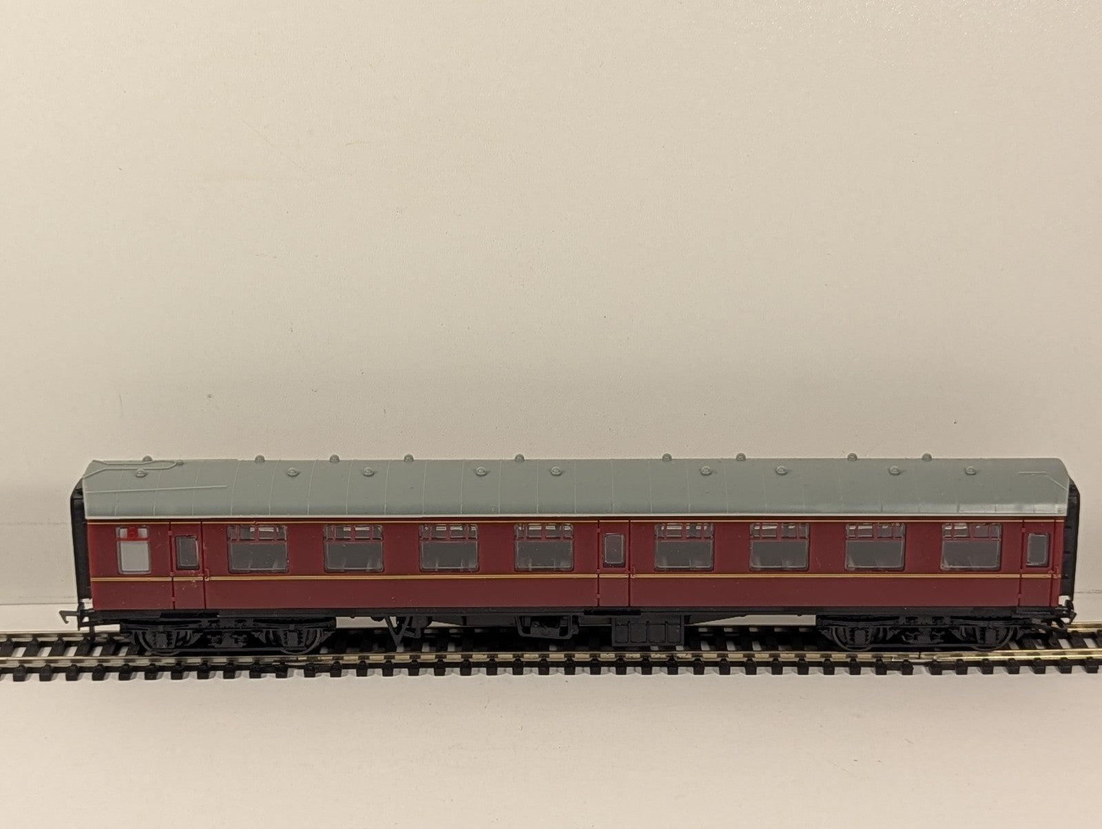 Hacette OO Gauge Stanier Corridor Composite Passenger Coach LMS Maroon
