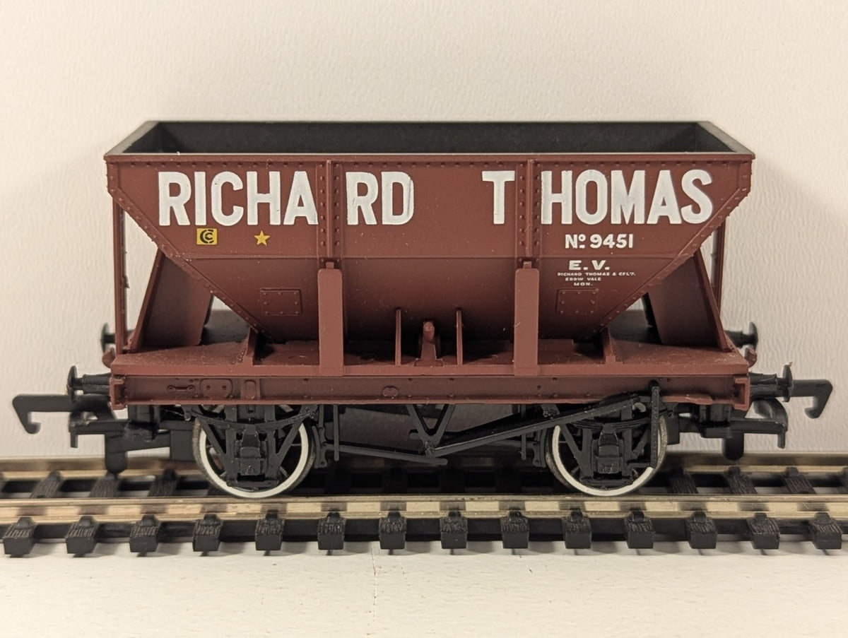 Bachmann Branchline OO Gauge 24-Ton Ore Wagon – Richard Thomas Livery No. 9451