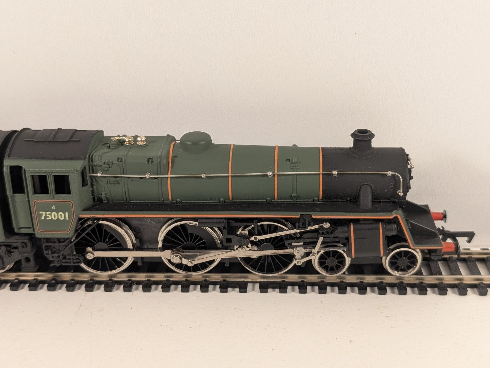 Mainline OO Gauge Standard Class 4 75001 BR Lined Green