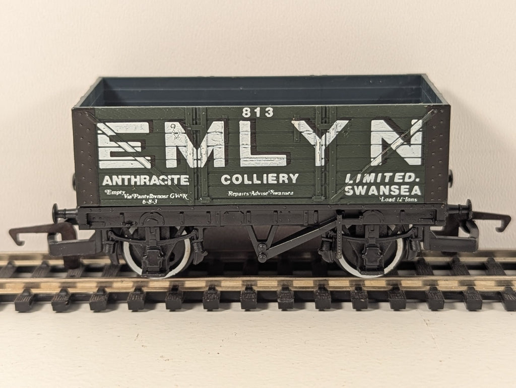 Hornby OO Gauge R118 Emlyn Anthracite 7 Plank Wagon
