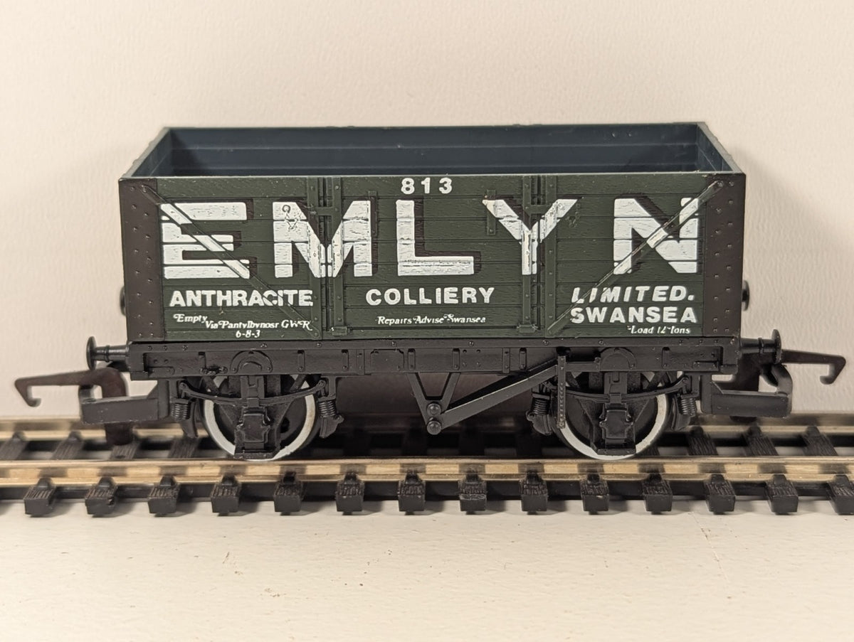 Hornby OO Gauge R118 Emlyn Anthracite 7 Plank Wagon